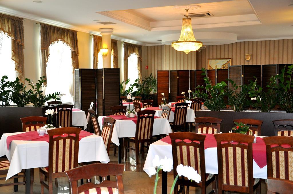Hotel Korona Rzeszów Exteriör bild
